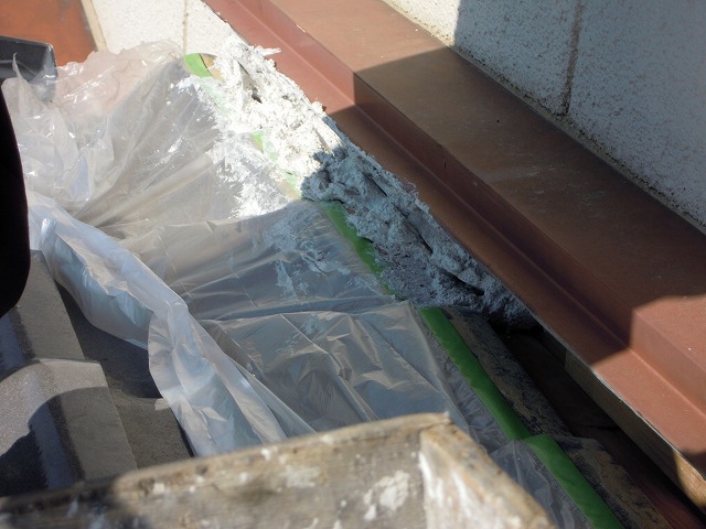 漆喰を詰めているところ